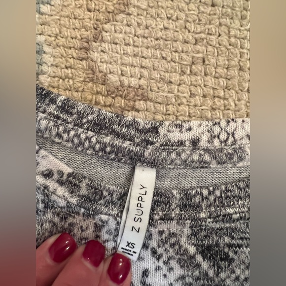 Z Supply Crew Neck Top- size XS snake print - Picture 2 of 3